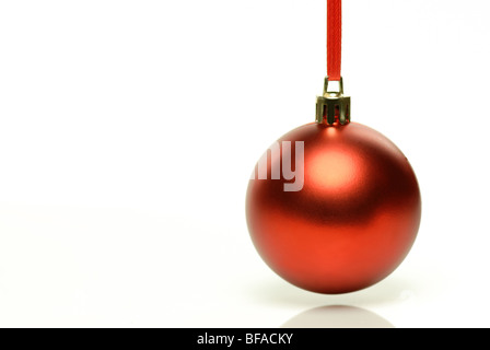 Boule de Noël rouge isolé sur fond blanc Banque D'Images