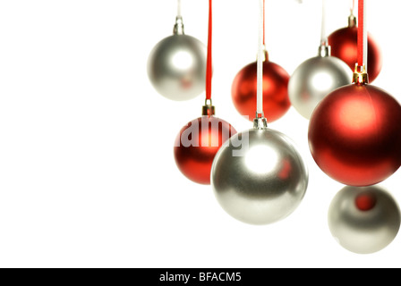 Belle boule de noël rouge et argent isolé sur fond blanc Banque D'Images