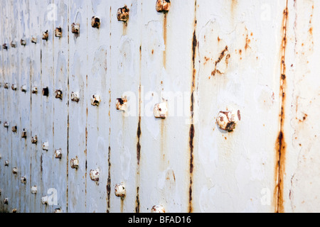 Rusty metal wall avec des boulons arrière-plan. Banque D'Images