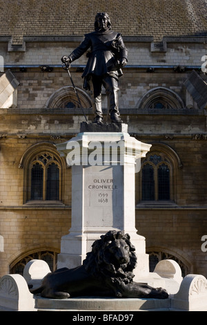 Statue en bronze d'Oliver Cromwell, Lord Protecteur, à l'extérieur du Parlement britannique's Westminster Hall à Londres. Banque D'Images