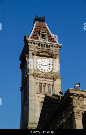 Tour de l'horloge au-dessus de Birmingham Museum and Art Gallery de Chamberlain Square, Birmingham, West Midlands, England, UK Banque D'Images