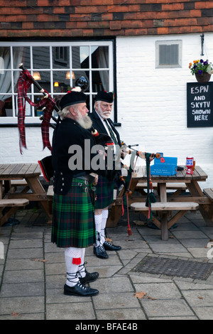 Deux pipers de la collection pour l'appel de pavot 2009 Banque D'Images