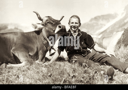 Adolescent & Cow dans les montagnes Banque D'Images