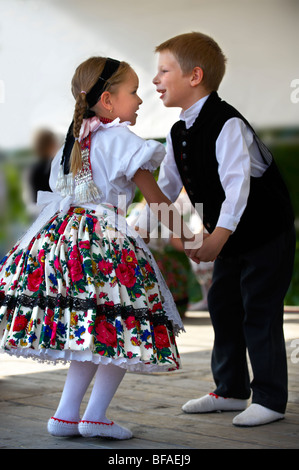 Svab enfants hongrois en costume traditionnel au Hajos Wine Festival, Hongrie Banque D'Images