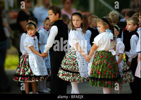 Svab enfants hongrois en costume traditionnel au Hajos Wine Festival, Hongrie Banque D'Images