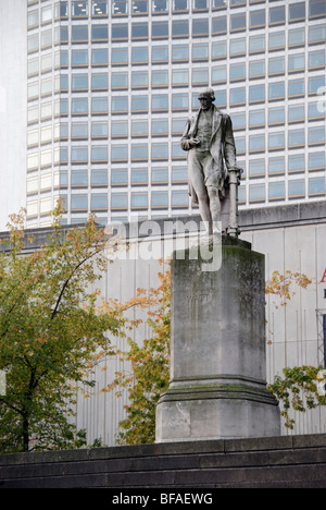 Statue de l'inventeur et ingénieur James Watt par Alexander Munro Dans Chamberlain Square, Birmingham, West Midlands, England, UK Banque D'Images