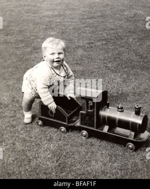 Heureux bébé jouer avec Petit Train Banque D'Images