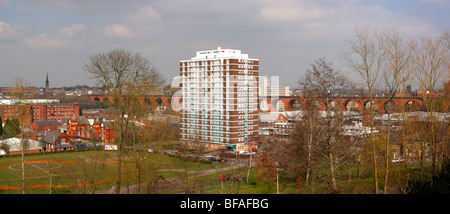 L'Angleterre, Cheshire, Stockport, viaduc de chemin de fer, la plus grande structure en brique, de Hollywood Parc Vue Panoramique Banque D'Images