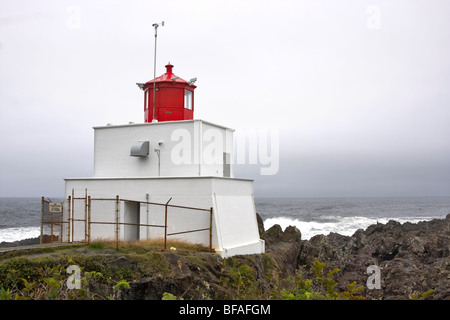 Phare de Amphitrite Point sur un jour d'automne brumeux, Ucluelet (Colombie-Britannique) Banque D'Images