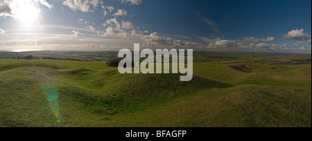 Panorama depuis le sommet d'un bol de l'âge du Bronze sur Barrow Windover Hill sur les South Downs, East Sussex, UK Banque D'Images