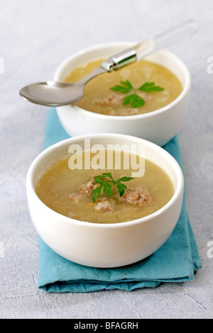 Soupe avec peu de boulettes. Recette disponible. Banque D'Images