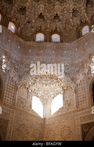 Dôme, Salle des deux Sœurs, Cour des Lions, à l'Alhambra, Grenade, Espagne Banque D'Images