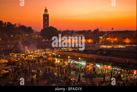 Marrakech, Maroc - soir vue sur la place Djemaa el Fna. Banque D'Images