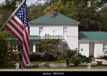 Drapeau américain et blanc maison en bois. Jonesboro, Arkansas, Usa Banque D'Images