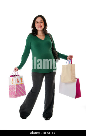 Beautiful happy smiling Caucasian pregnant passionnant brunette woman holding shopping bags en position debout, isolé Banque D'Images