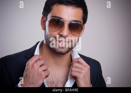 Beau jeune homme portant des lunettes de soleil Banque D'Images