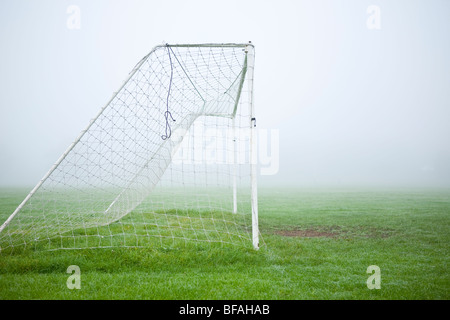 Filet poteaux de but dans la brume matinale Banque D'Images