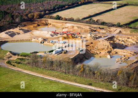 Vue aérienne d'une carrière de sable sur les frontières du Hampshire et du Dorset. UK. Banque D'Images