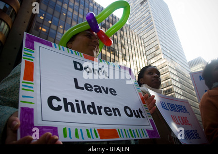 Les parents, les enfants et les citoyens concernés manifestation à New York pour des soins de santé pour enfants Banque D'Images