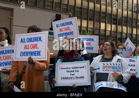 Les parents, les enfants et les citoyens concernés manifestation à New York pour des soins de santé pour enfants Banque D'Images