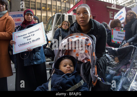 Les parents, les enfants et les citoyens concernés manifestation à New York pour des soins de santé pour enfants Banque D'Images