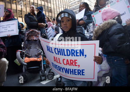 Les parents, les enfants et les citoyens concernés manifestation à New York pour des soins de santé pour enfants Banque D'Images