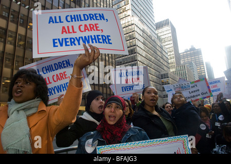 Les parents, les enfants et les citoyens concernés manifestation à New York pour des soins de santé pour enfants Banque D'Images