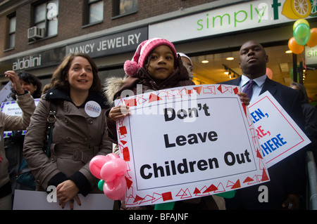 Les parents, les enfants et les citoyens concernés manifestation à New York pour des soins de santé pour enfants Banque D'Images