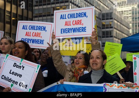 Les parents, les enfants et les citoyens concernés manifestation à New York pour des soins de santé pour enfants Banque D'Images