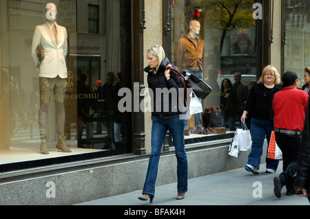 Shoppers en dehors de Saks Fifth Avenue à New York Banque D'Images