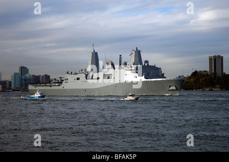 Le transport amphibie dock, l'USS New York LPD-21 remonte la rivière Hudson sur son arrivée à New York Banque D'Images