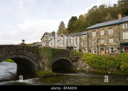 Le Nord du Pays de Galles de Beddgelert Gwynedd UK route étroite pont sur la rivière Glaslyn dans le centre de ce village historique Banque D'Images