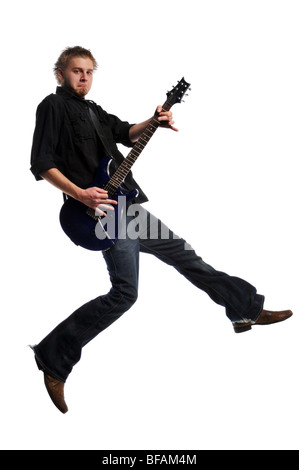 Musicien jouant de la guitare et le saut isolé sur fond blanc Banque D'Images