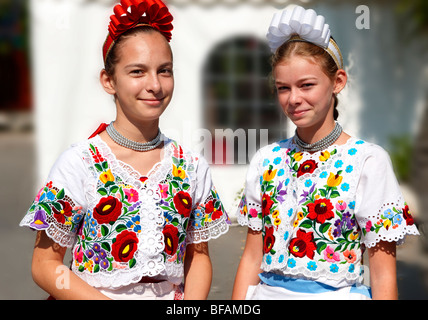 Les jeunes femmes en robe traditionnelle à l'paprka Kalocsa festival, Kalocsa, Hongrie Banque D'Images