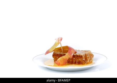 Les pommes de miel et de miel, symboles de Roah Hachana le Nouvel An juif sur fond blanc Banque D'Images