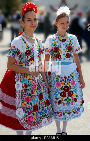 Les jeunes femmes en robe traditionnelle à l'paprka Kalocsa festival, Kalocsa, Hongrie Banque D'Images