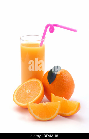 Dans un verre de jus d'Orange et une orange sur un fond blanc Banque D'Images