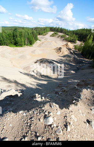 Les murs des bancs de sable s'érodent sur une crête de sable, vieux esker glaciaire , Finlande Banque D'Images