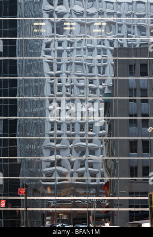 Réflexions d'immeubles de bureaux dans un autre immeuble de bureaux Banque D'Images