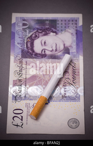 La cigarette sur un billet de vingt livres Banque D'Images