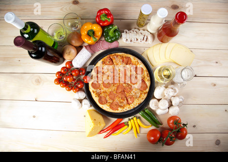 Un couple de délicieuses pizzas, avec des tomates, poivrons et de salami Banque D'Images