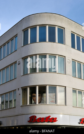 Détail de construction fonctionnelle de magasin Bata à Grand Square (Velke namesti) dans la région de Kromeriz, République Tchèque Banque D'Images