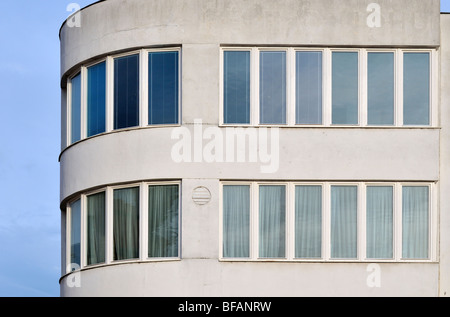 Détail de construction fonctionnelle de magasin Bata à Grand Square (Velke namesti) dans la région de Kromeriz, République Tchèque Banque D'Images