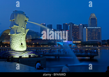 En Asie, Singapour, Singapour et l'emblématique Merlion, allumé à la tombée de la Banque D'Images