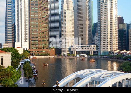 En Asie, Singapour, Singapour, Elgin Bridge et Financial District Banque D'Images