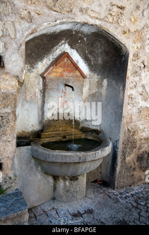 Vieille Fontaine d'eau potable, Tourtour, le village dans le ciel,France,Var,Provence Banque D'Images