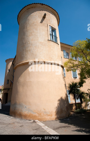 Vieux bâtiment avec tour dans le village de Tourtour,provence,sud de la France Banque D'Images