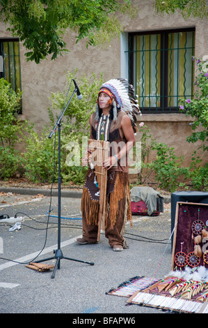 Artiste sud-américain de pan jouant en costume autochtone dans Régusse village rural,Provence sud de la France Banque D'Images