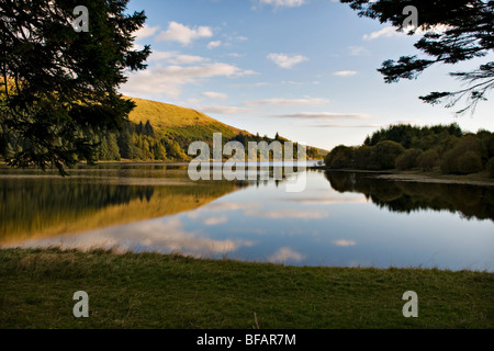 Réservoir de Pontsticill (connu localement comme Dolygaer Lake) dans les Brecon Beacons dans Mid-Wales en début de soirée avec la réflexion Banque D'Images