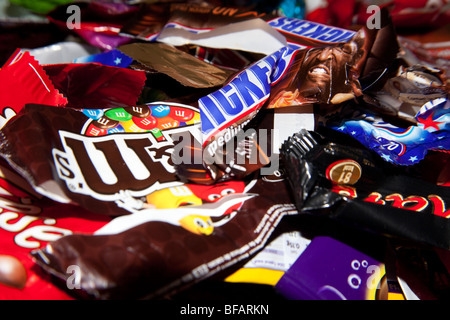 Un assortiment sucré ou de candy bar wrappers Banque D'Images